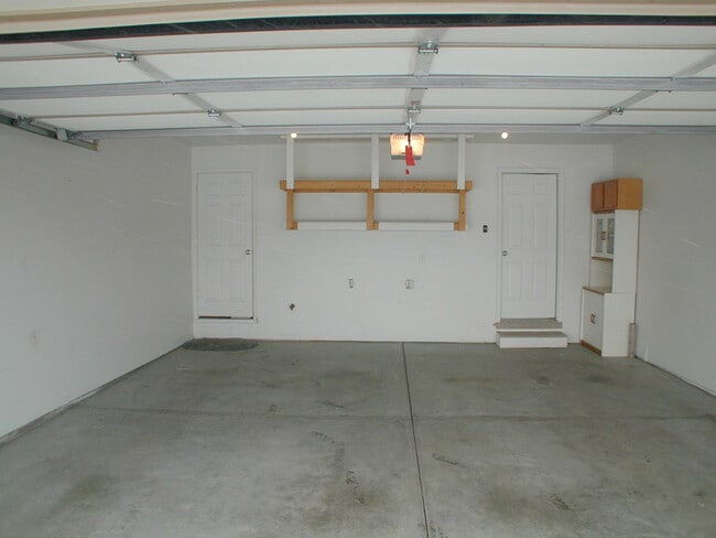 Building Photo - House For Lease
