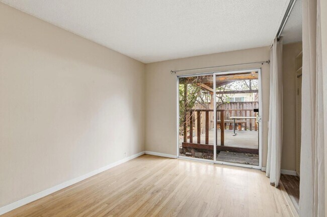 Building Photo - 1855 Forest Ct