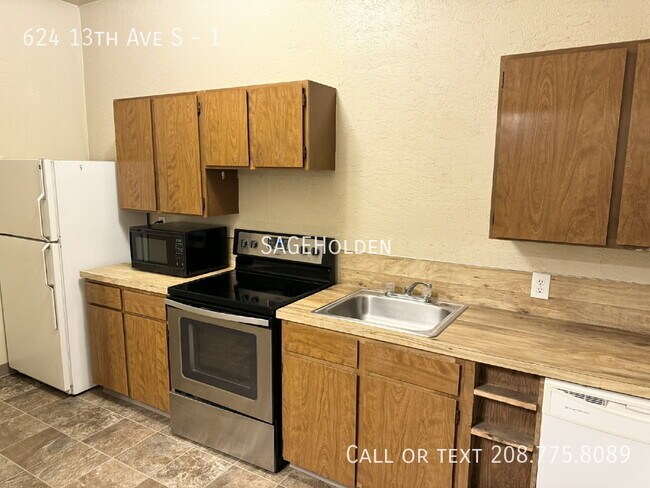 Building Photo - 624 13th Ave S