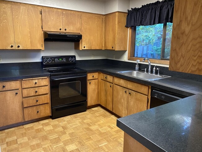 Building Photo - 2558 Troy Ct