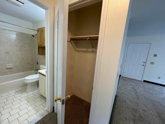 Building Photo - 385 Huse Rd
