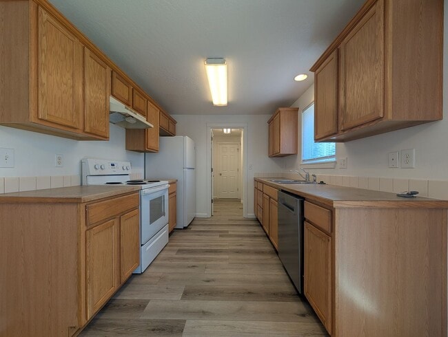 Building Photo - Nice 3 bed/1.5 bath duplex with fenced-in yard and 1 car garage