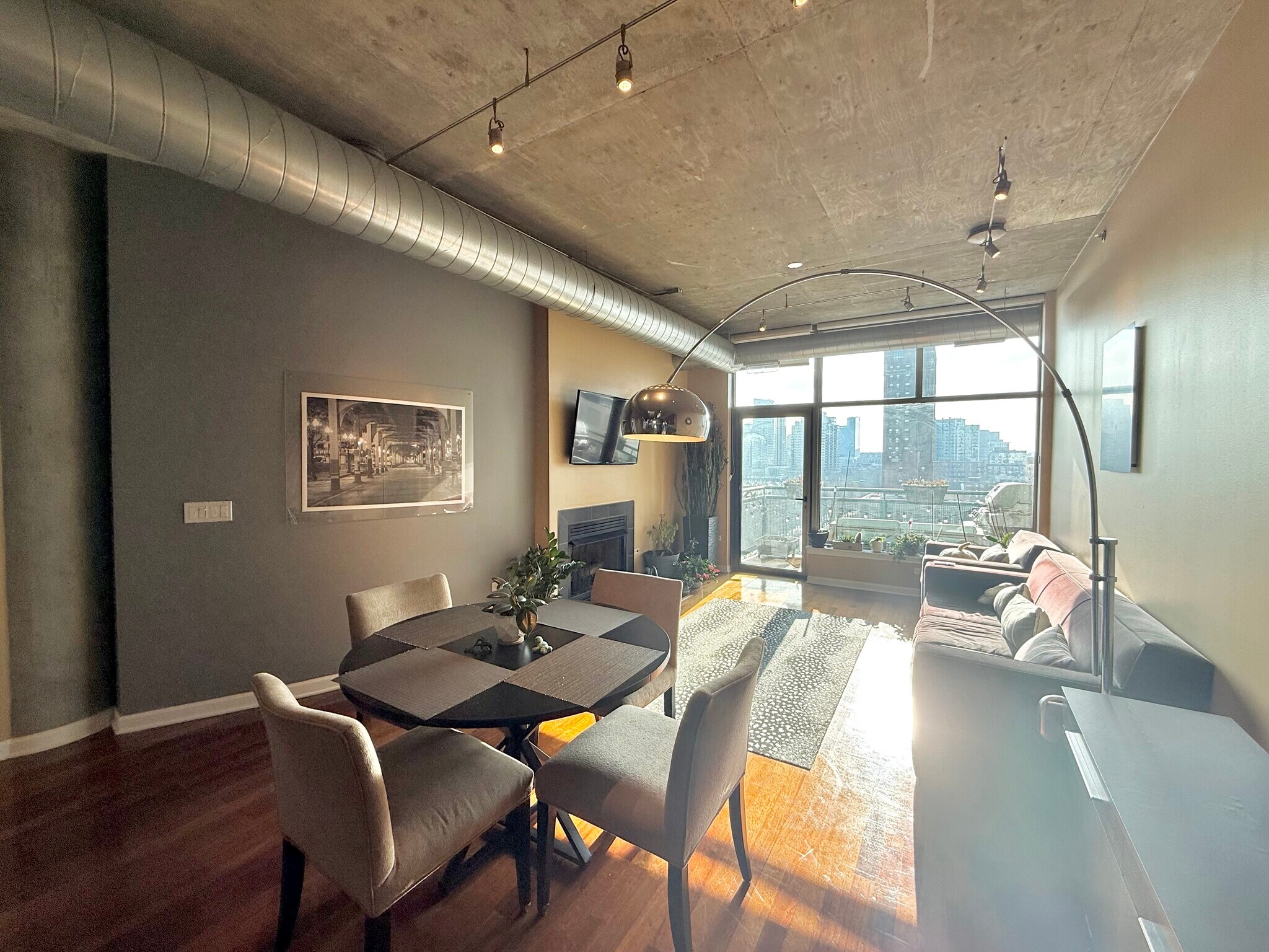 Building Photo - 125 E 13th St