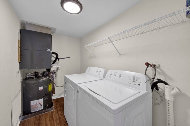 Building Photo - Bright and Spacious 2 Bedroom Condo in Spanish Pines