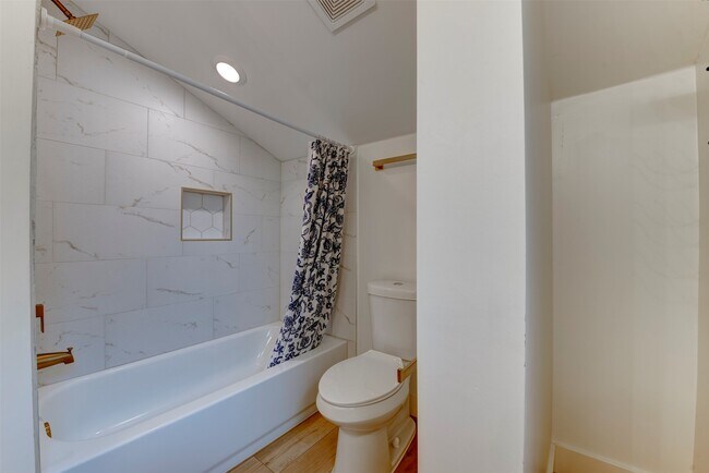 Building Photo - 2406 Blue Water Ln