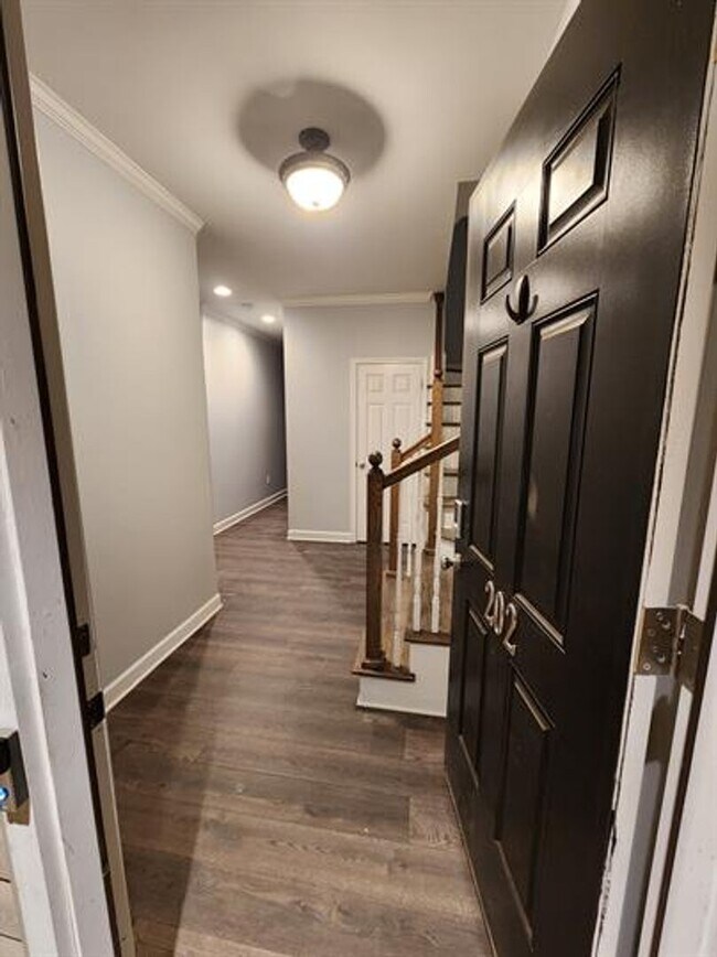 Building Photo - Spacious 3/2.5 Located Near Downtown Greenville!