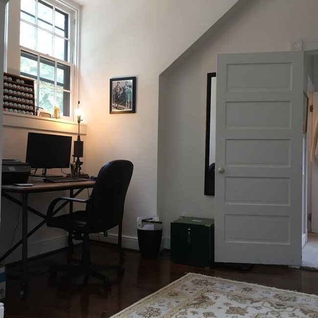Building Photo - -- AVAILABLE SEPTEMBER 4TH -- 2 BR / 1 BA Beautiful Historic Carriage House on Monument Ave! Avai...
