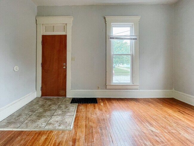 Building Photo - PRELEASING for AUGUST! Close to Campus: In-Unit Washer/Dryer + LOFT