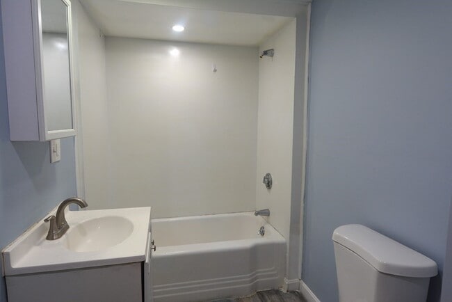 Building Photo - 14 Fairlawn Cir