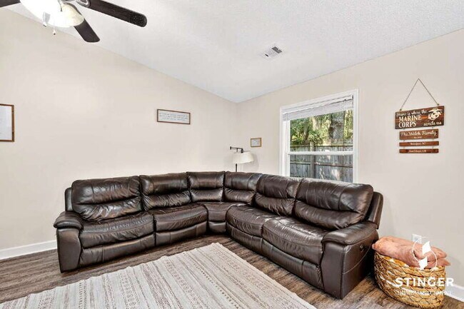 Building Photo - 13 Brindlewood Dr