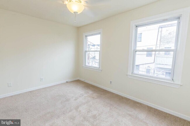 Building Photo - 113 Mountain St