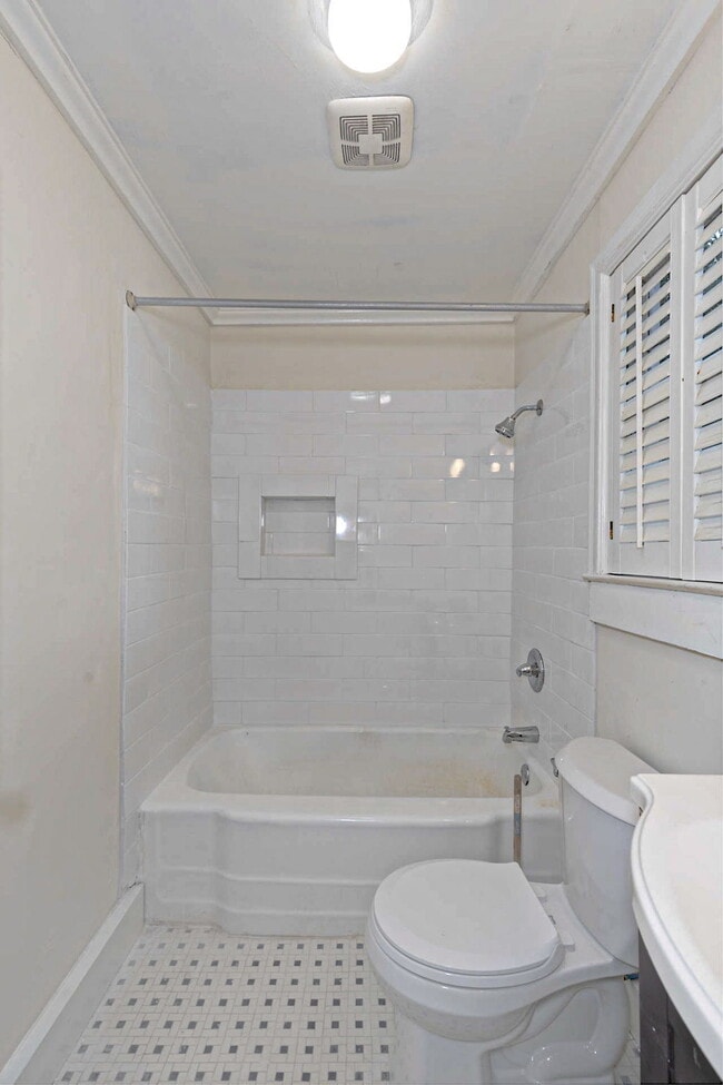 Building Photo - Stunning Renovated 4-Bedroom Home in Lakebottom with Screened Porch & Prime Location Near Fort Mo...