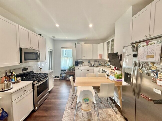 Building Photo - 13 Schuyler St