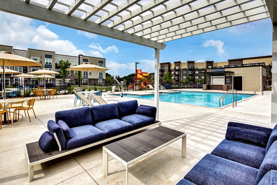 Outdoor Lounge - Urbana Court