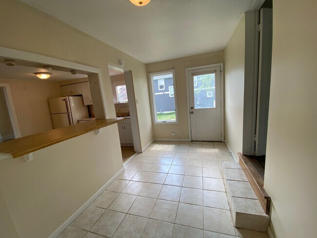 Building Photo - Great Location! Must See!