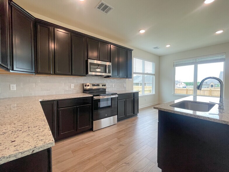 Building Photo - 6912 Llano Dr