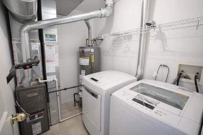 Building Photo - 1084 Park Hill Cir