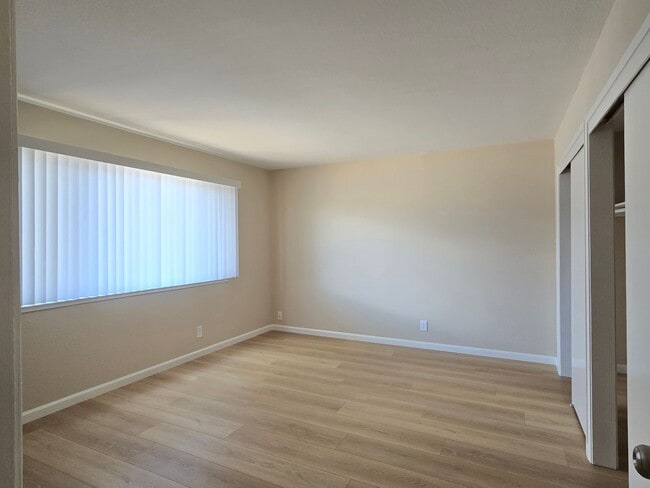 Building Photo - Spacious 2-Story Townhome, 2122 Sq Ft, End...