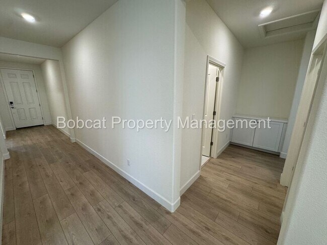 Building Photo - 837 Bravestone Ave