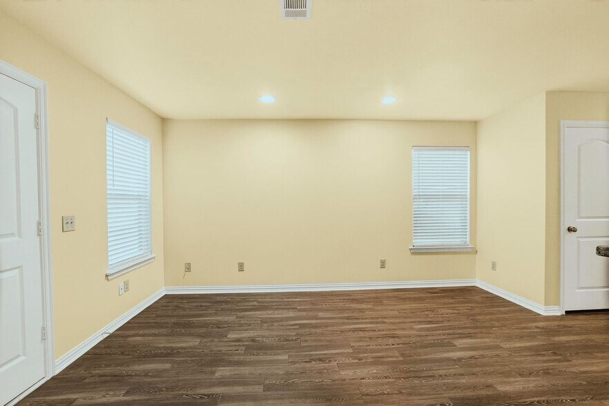 Building Photo - 1716 S Waco St