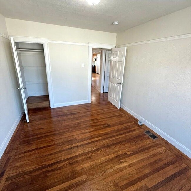 Building Photo - Sunlit 3-Bed, 2-Bath Home Steps from Balbo...