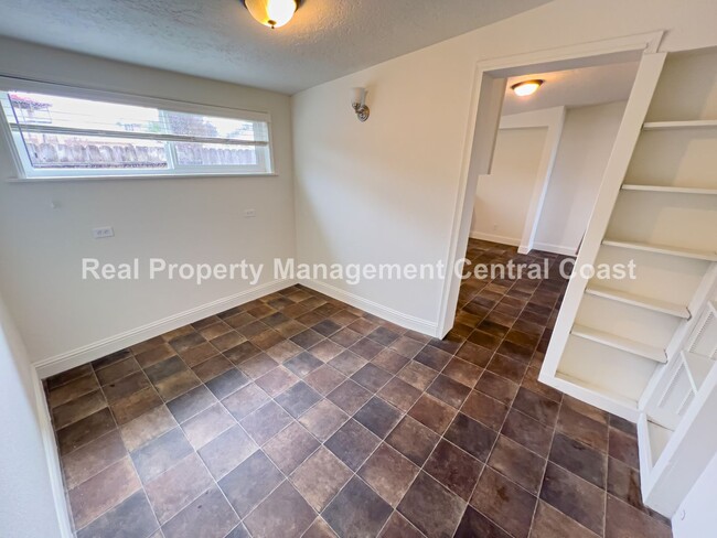 Building Photo - AVAILABLE FEBRUARY - Recently Remodeled Lo...