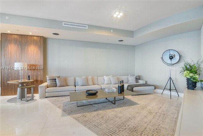 Building Photo - 18555 Collins Ave