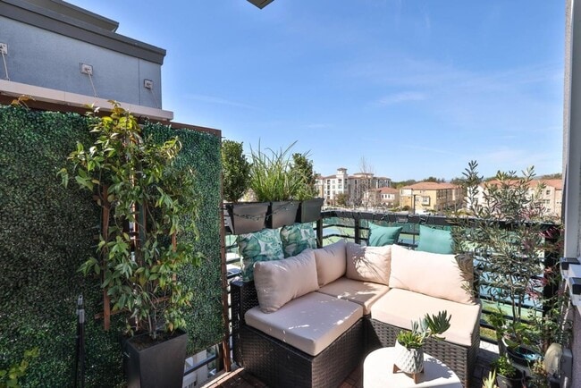 Building Photo - Milpitas Penthouse Condo 2 bed / 2 bath, m...