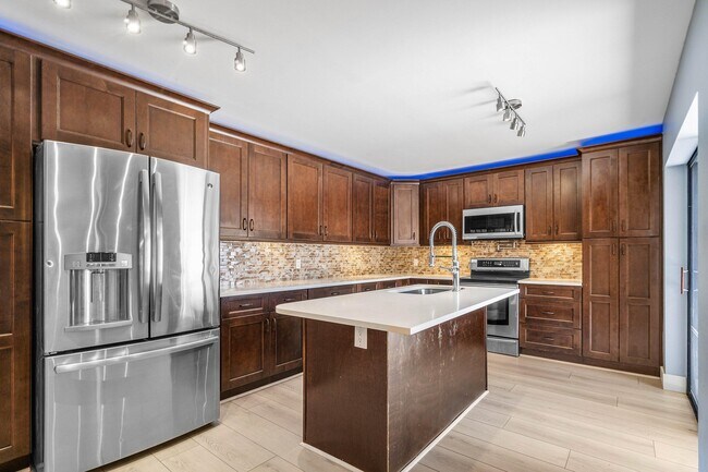 Building Photo - 624 6th Way