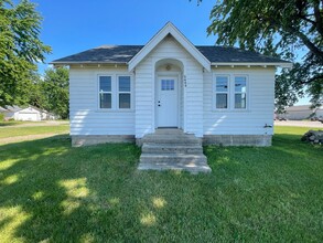 Building Photo - Adorable bungalow in Jenison