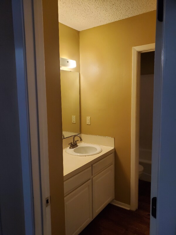 Building Photo - 410 Birchwood Dr