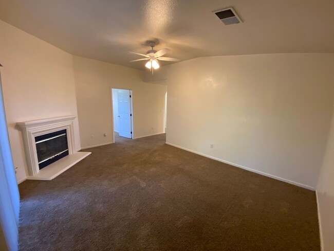 Building Photo - Lovely NW Visalia home for Rent available ...