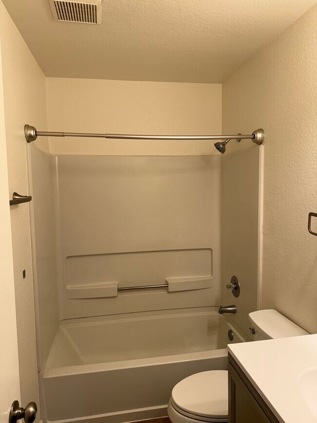 Building Photo - Adorable 2-bedroom 1 full bath and 1 car g...