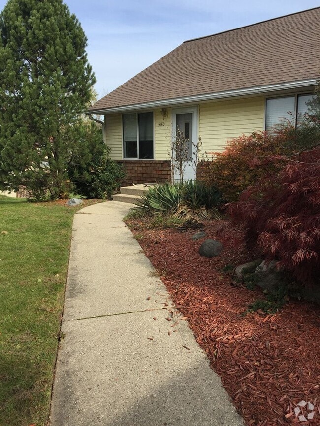 Building Photo - Four Bedroom Large Duplex in Kentwood Scho...