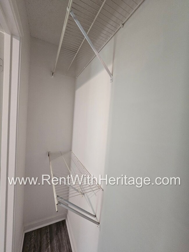 Building Photo - Gorgeous 5 bedroom/ 3 bath/ Upgrades Galor...