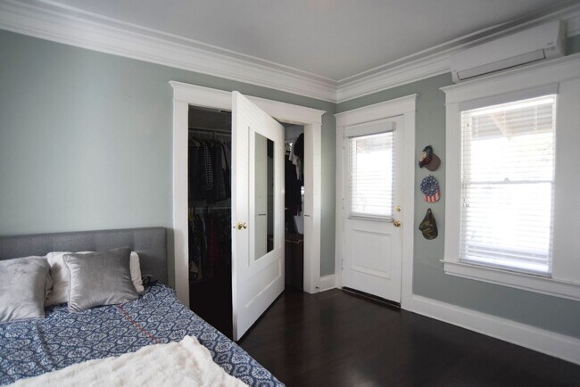 Building Photo - Charming Upper Floor 2 Bed / 1 Bath with Bonus Studio in a Prime Echo Park Location