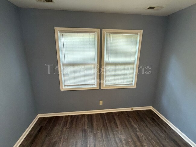 Building Photo - 704 Pinehaven Dr