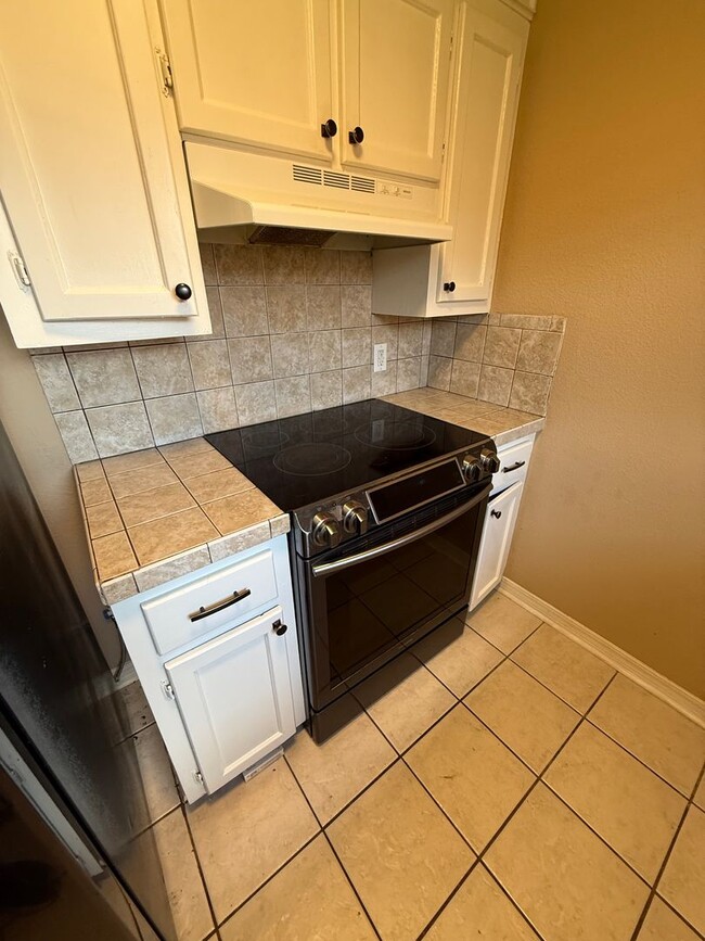 Building Photo - 2 Bed 1 Bath House