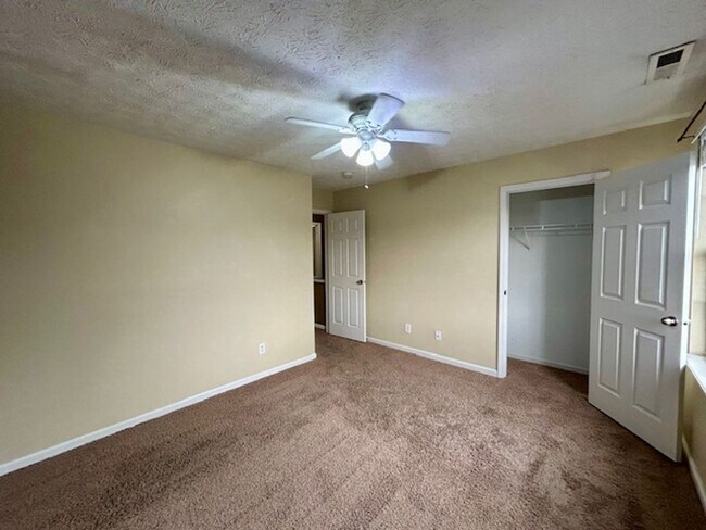 Building Photo - Beautiful 2 Story, 4 Bedroom, with a Full ...