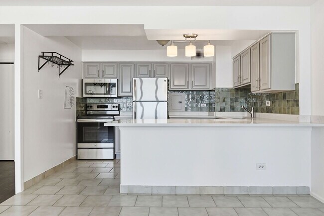 Building Photo - 6030 N Sheridan Rd