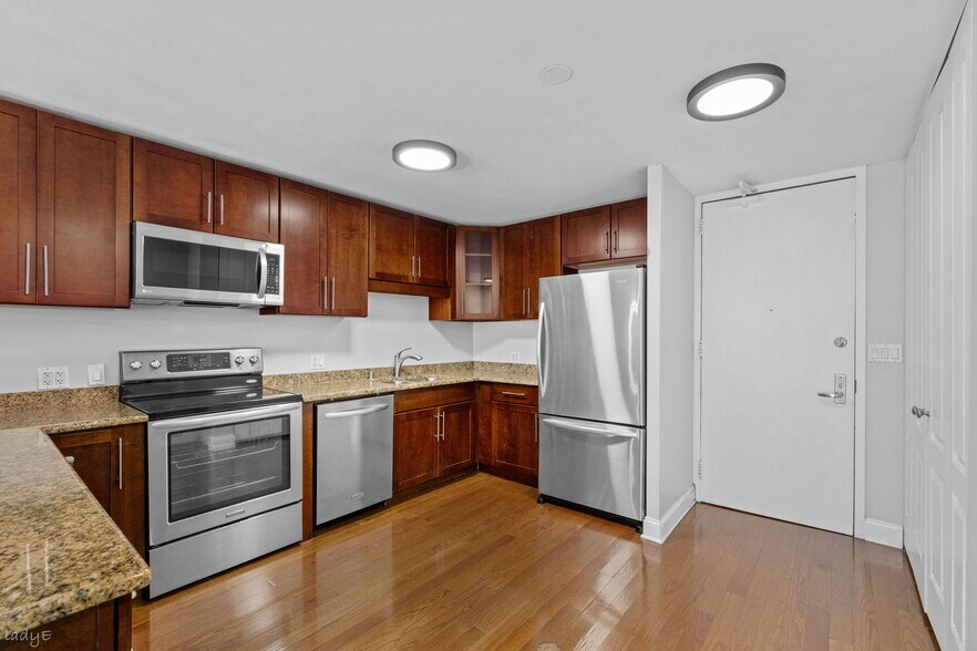 Building Photo - 2020 N Lincoln Park W