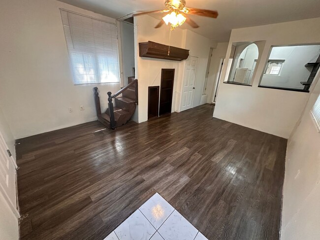 Building Photo - $795 - 3 bedroom/ 1.5 bathroom - Single Fa...