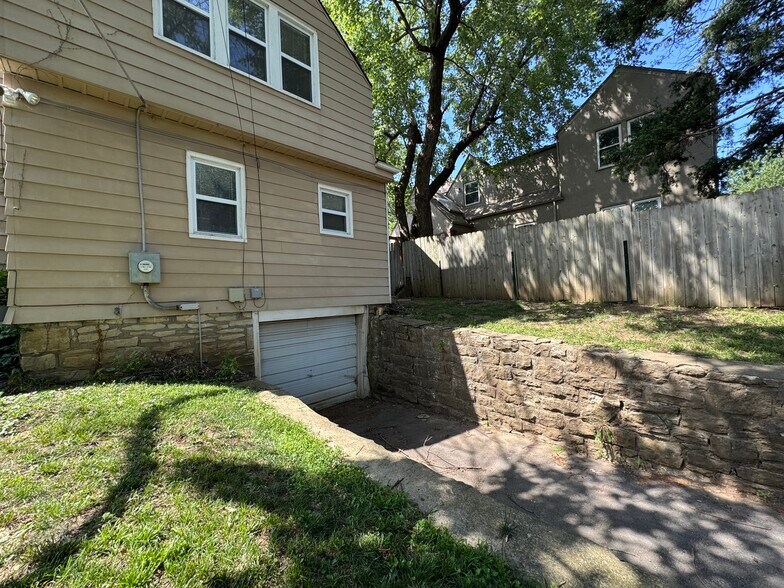 Building Photo - 738 E Meyer Blvd