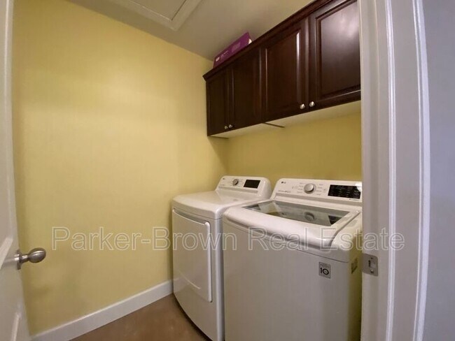 Building Photo - 5561 W Pkwy W