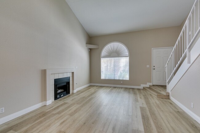 Building Photo - Stylish 2-Bedroom Townhome in Green Valley with Modern Upgrades & Prime Location!