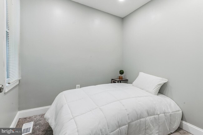 Cozy bedroom - 1927 Hollins St