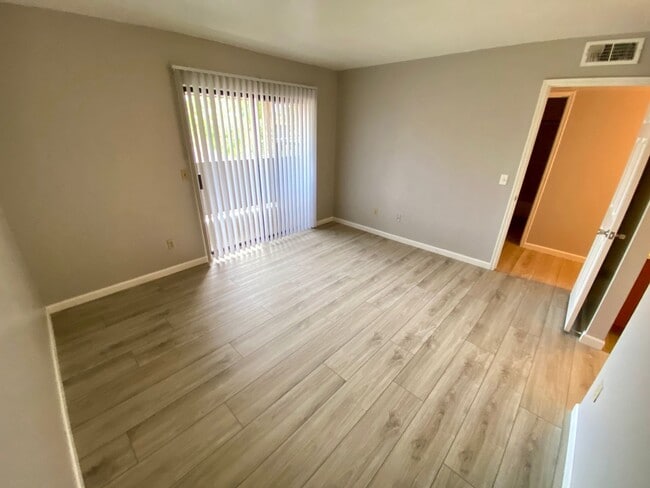 Building Photo - Spacious Two Bedroom Two Bath Condo in Tempe