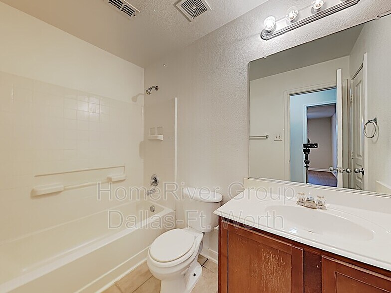 Building Photo - 3033 Lakefield Dr