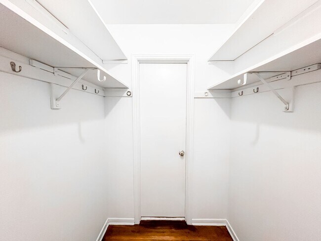 Building Photo - Stunning views. Serene atmosphere. Superb Edina. 3 Large Bedrooms + Office Space.