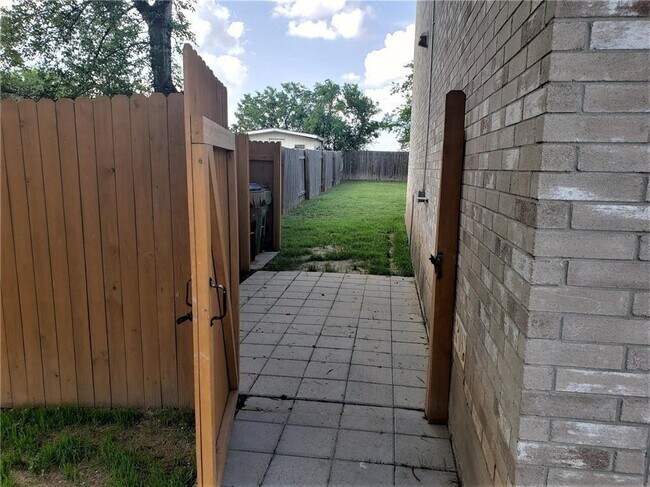 Building Photo - 2960 Donnell Dr